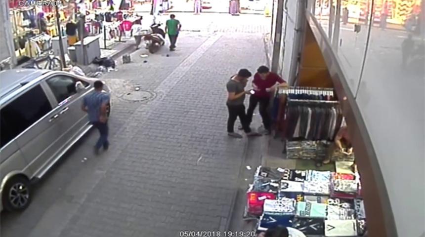 Kızların farkında olmadan sokak ortasında hırsızlık yaptı! 