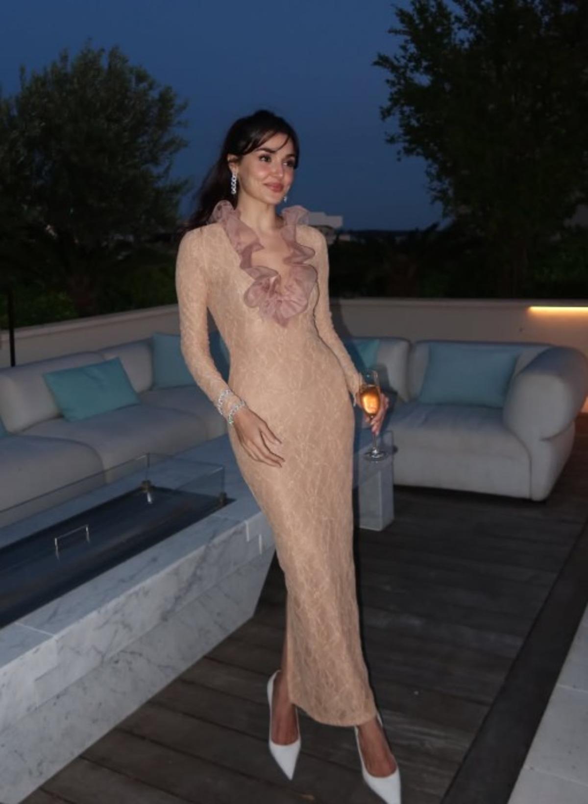 Hande Er&ccedil;el peş peşe yayınladı! Beğeni butonu &ccedil;&ouml;kt&uuml;  1