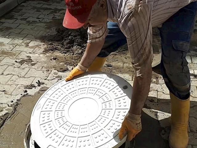 Kanalizasyondan &ccedil;ıkanlar şaşkına &ccedil;evirdi