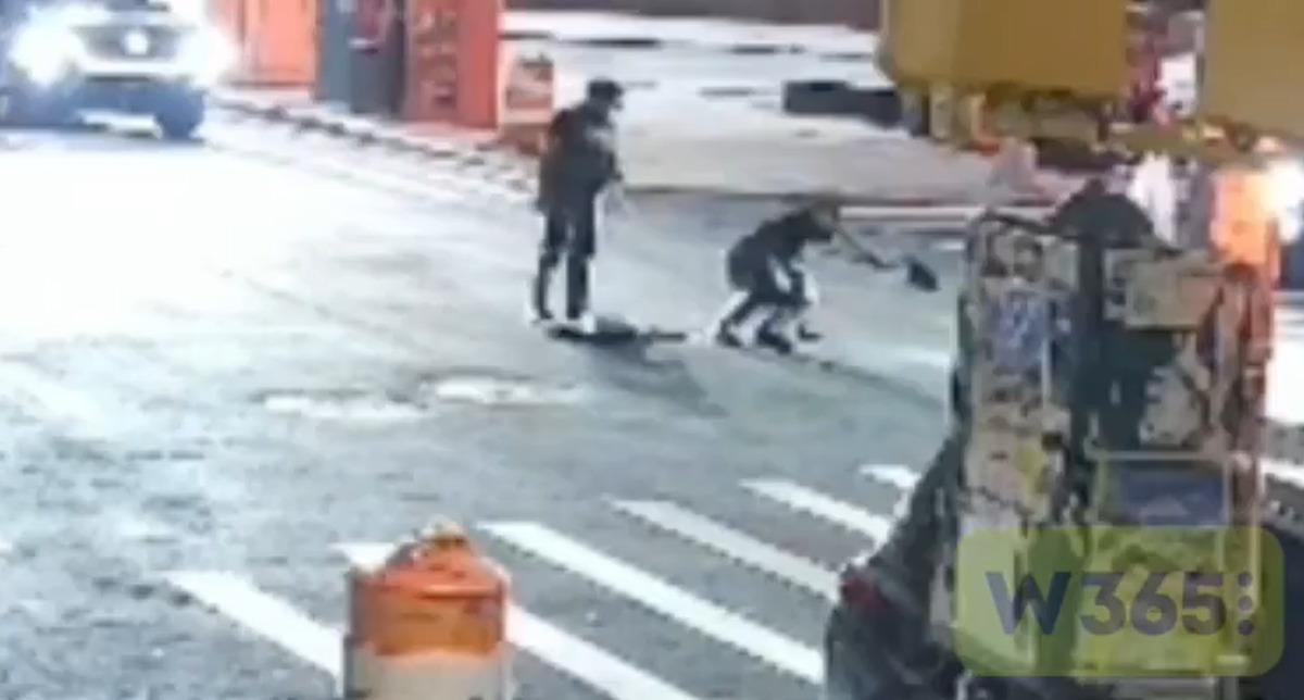 Kanalizasyondan &ccedil;ıkan şok etti: B&ouml;lgede yaşayanlar diken &uuml;st&uuml;nde 1