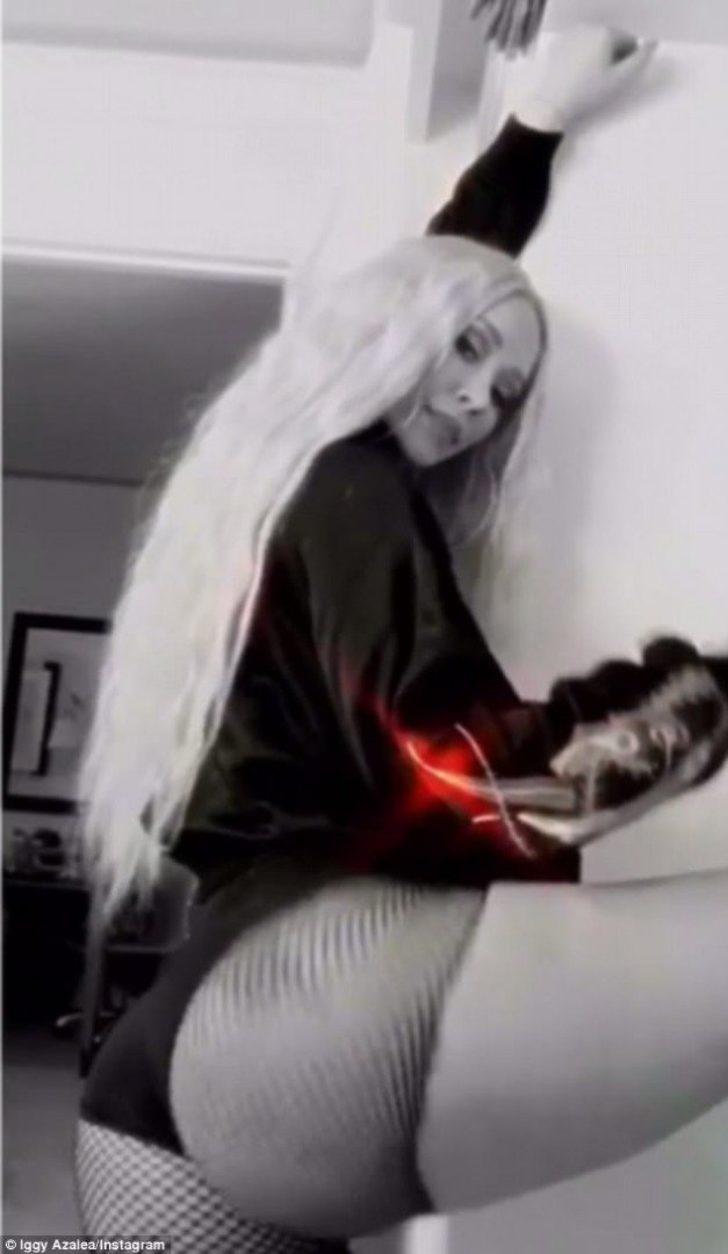 Iggy Azalea'dan 'kum saati' pozu G2