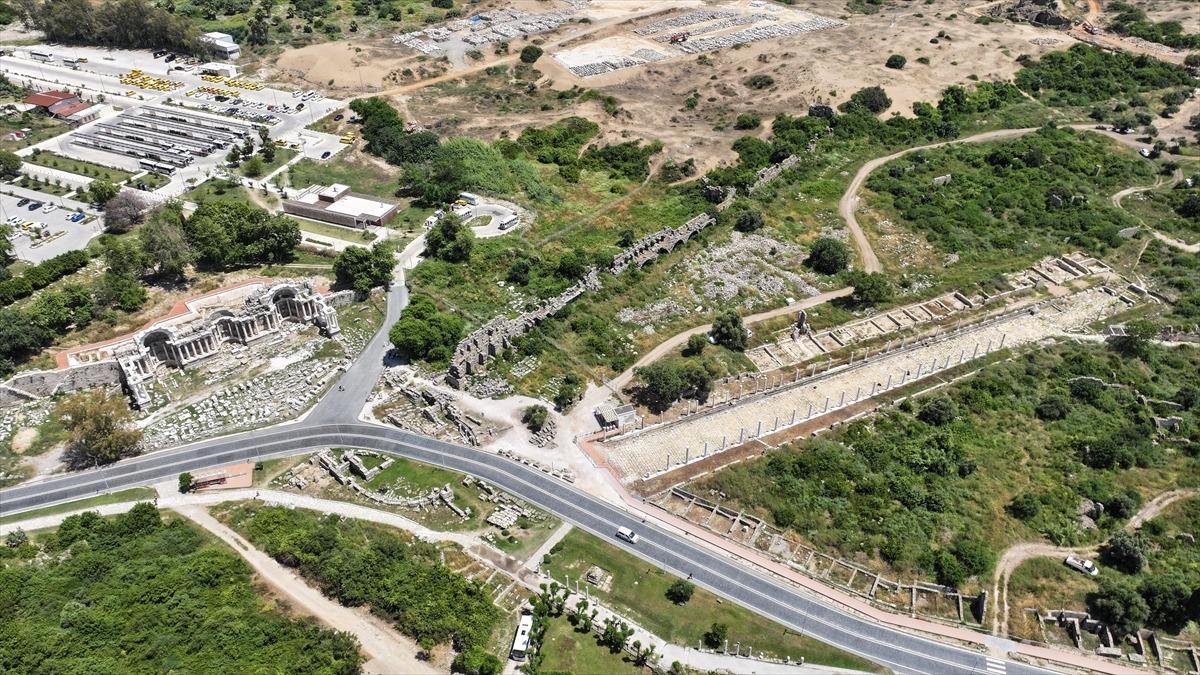 77 yıldır kazılıyordu: T&uuml;rkiye de binlerce yıllık cadde g&uuml;n y&uuml;z&uuml;ne &ccedil;ıktı 3