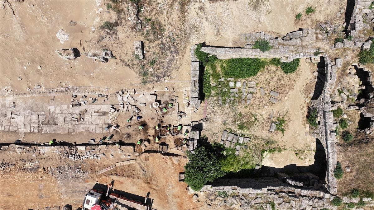 77 yıldır kazılıyordu: T&uuml;rkiye de binlerce yıllık cadde g&uuml;n y&uuml;z&uuml;ne &ccedil;ıktı 4