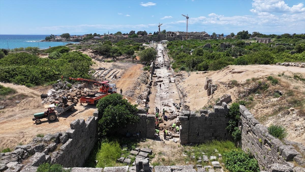 77 yıldır kazılıyordu: T&uuml;rkiye de binlerce yıllık cadde g&uuml;n y&uuml;z&uuml;ne &ccedil;ıktı 2