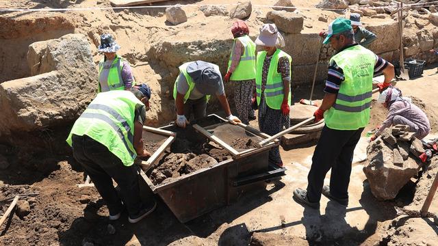 77 yıldır kazılıyordu: Türkiye'de binlerce yıllık cadde gün yüzüne çıktı