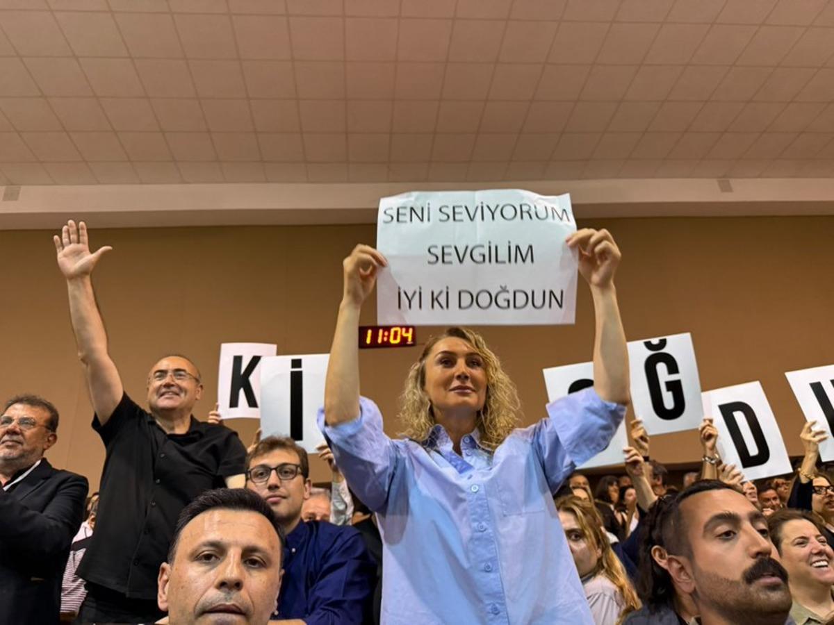 Dilek İmamoğlu ndan pasta i&ccedil;eri alınmayınca pankartlı &ccedil;&ouml;z&uuml;m! &ldquo;Seni Seviyorum Sevgilim" 2