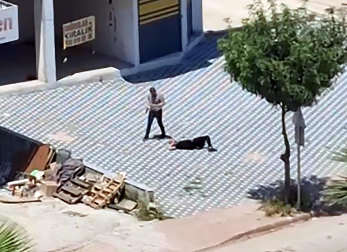 Emekli polis, oğlunu defalarca ateş ederek &ouml;ld&uuml;rd&uuml;! O anlar kamerada 4