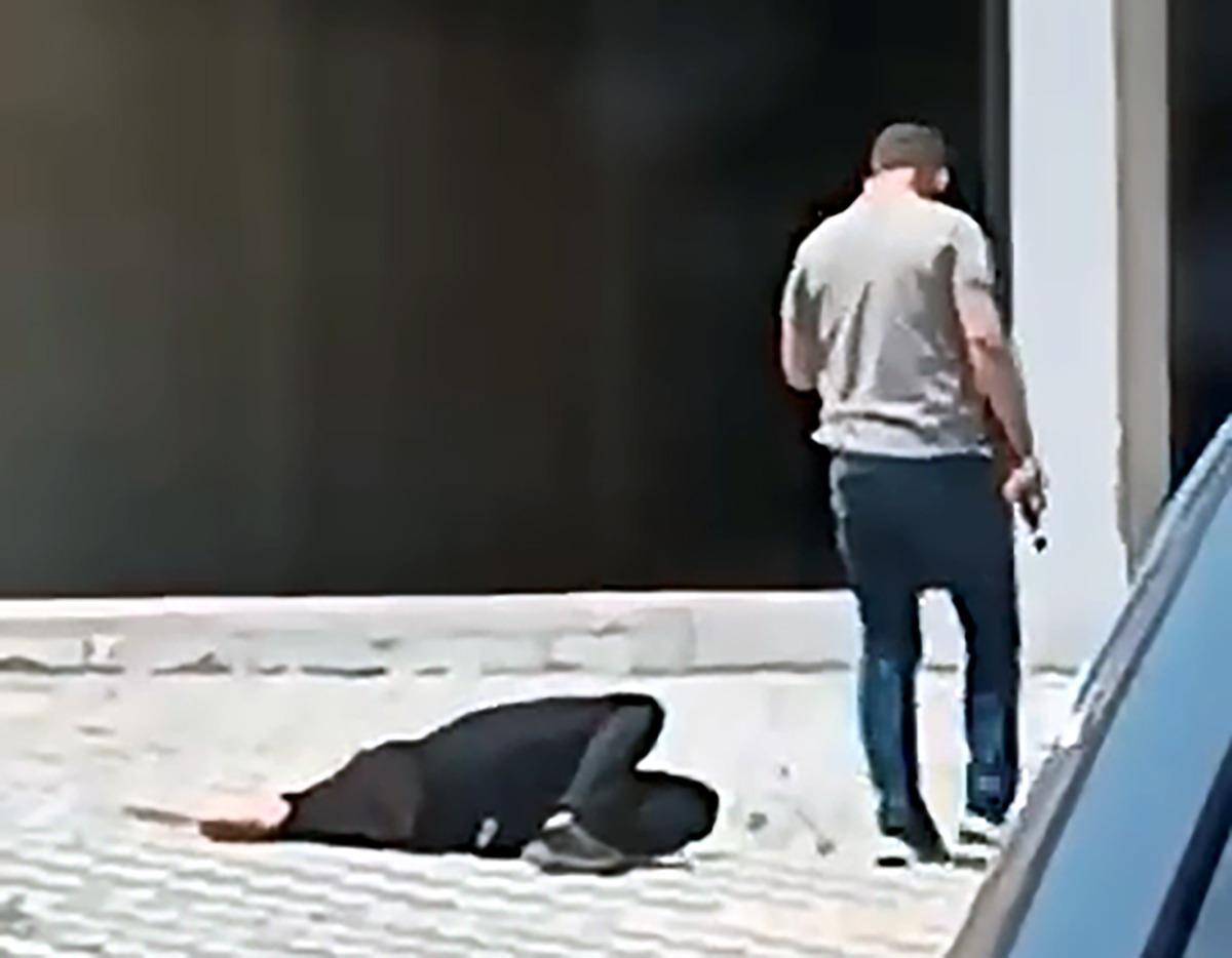 Emekli polis, oğlunu defalarca ateş ederek &ouml;ld&uuml;rd&uuml;! O anlar kamerada 3