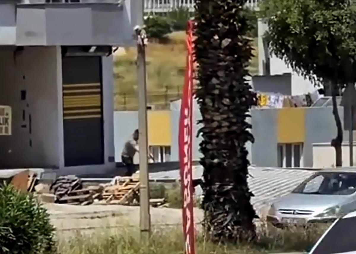 Emekli polis, oğlunu defalarca ateş ederek &ouml;ld&uuml;rd&uuml;! O anlar kamerada 2