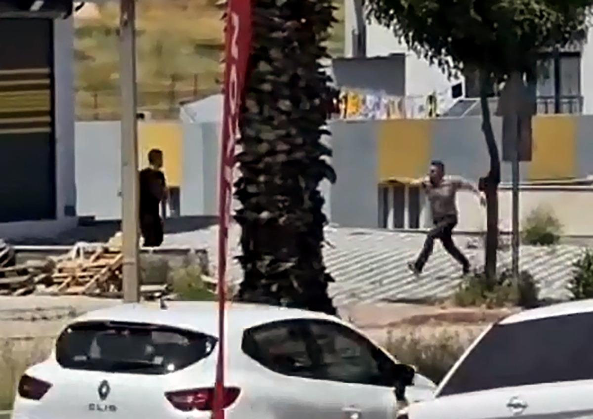 Emekli polis, oğlunu defalarca ateş ederek &ouml;ld&uuml;rd&uuml;! O anlar kamerada 1