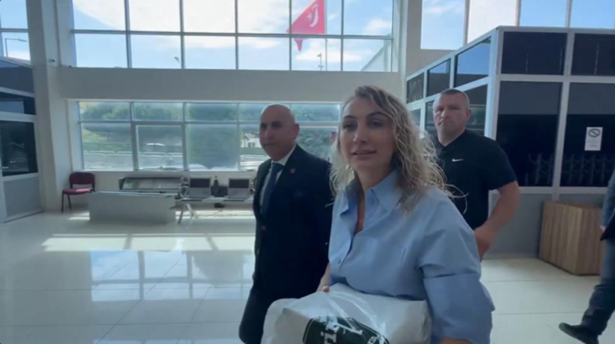 Dilek İmamoğlu ndan pasta i&ccedil;eri alınmayınca pankartlı &ccedil;&ouml;z&uuml;m! &ldquo;Seni Seviyorum Sevgilim" 1