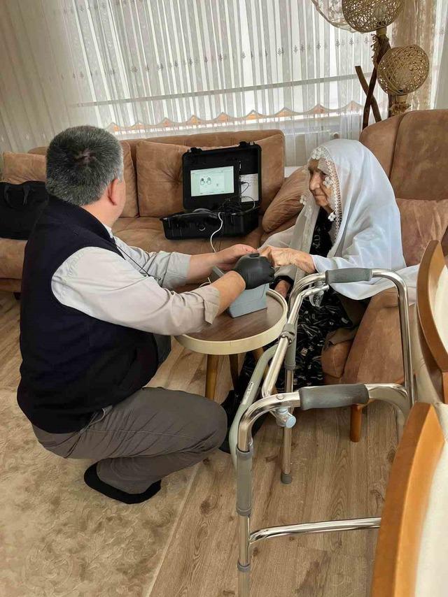 Yaşlı kadının kimliği evinde yenilendi 2