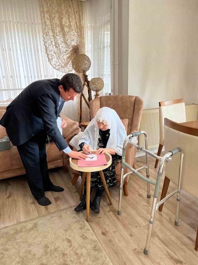 Yaşlı kadının kimliği evinde yenilendi 1