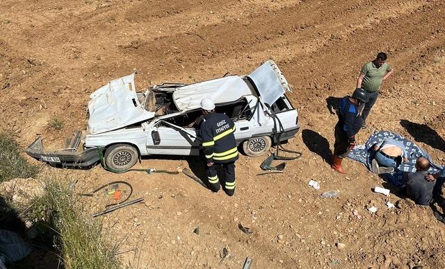 Gediz&rsquo;de otomobil tarlaya u&ccedil;tu, 2 yaralı 1