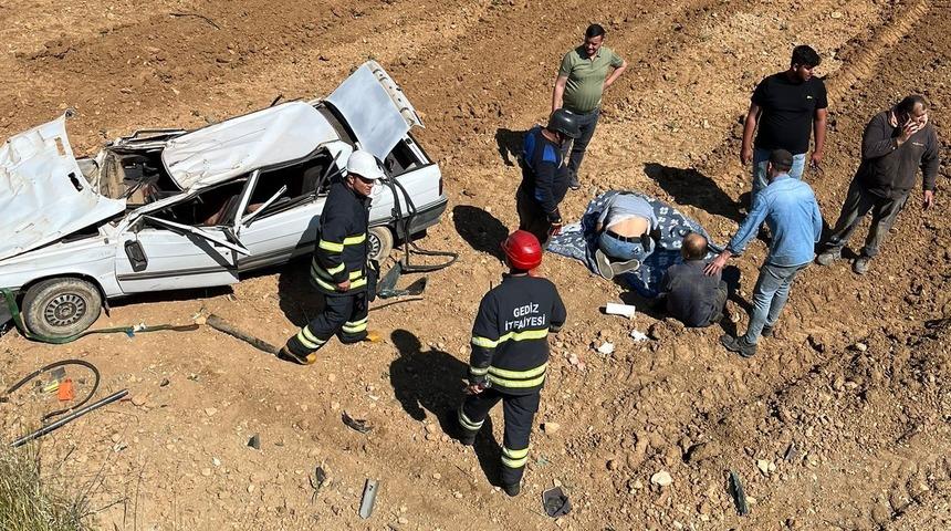 Gediz&rsquo;de otomobil tarlaya u&ccedil;tu, 2 yaralı