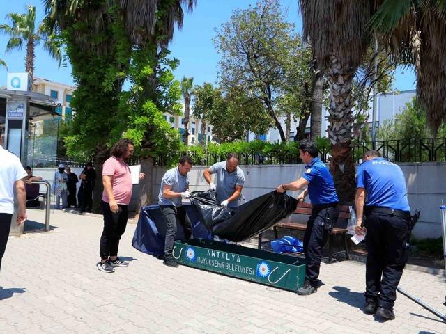 Otob&uuml;s durağındaki bankta &ouml;l&uuml; bulundu
