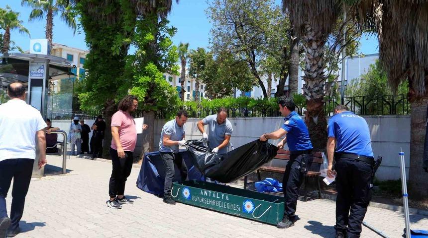 Otob&uuml;s durağındaki bankta &ouml;l&uuml; bulundu