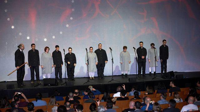 Farklı gençler The Australian Pink Floyd Show ile sahneye çıktı