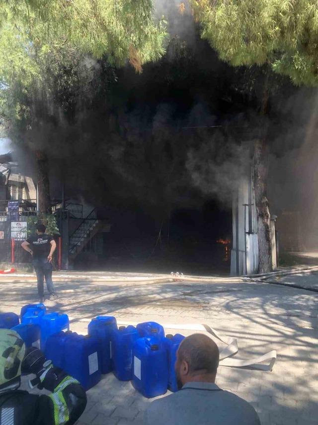 Kau&ccedil;uk deposunda korkutan yangın 3