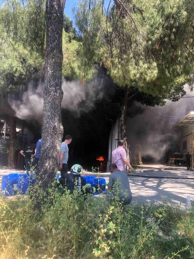 Kau&ccedil;uk deposunda korkutan yangın 4