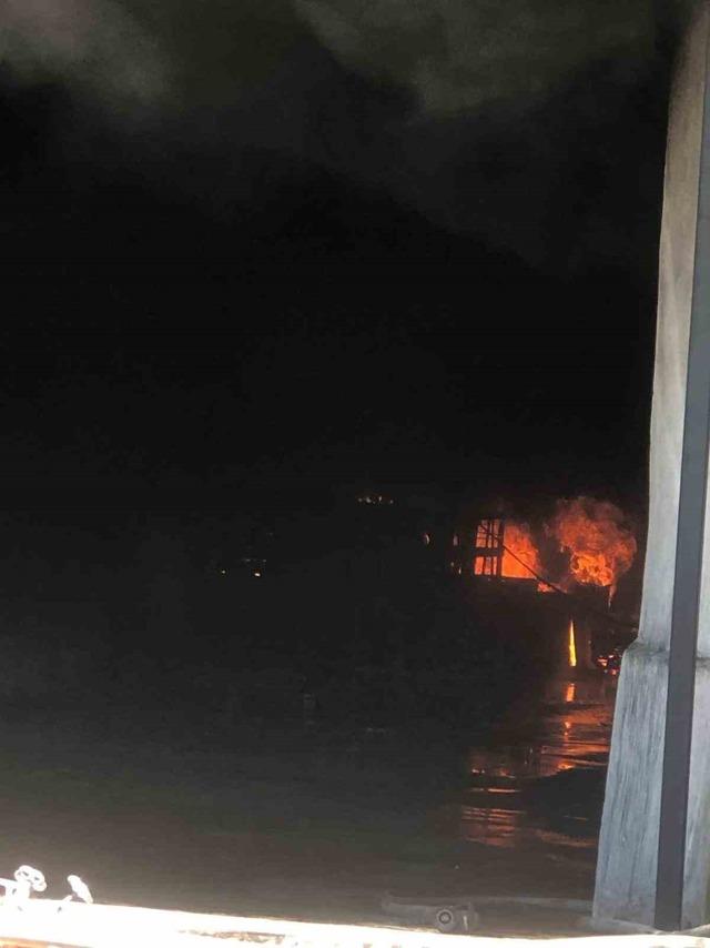 Kau&ccedil;uk deposunda korkutan yangın 5