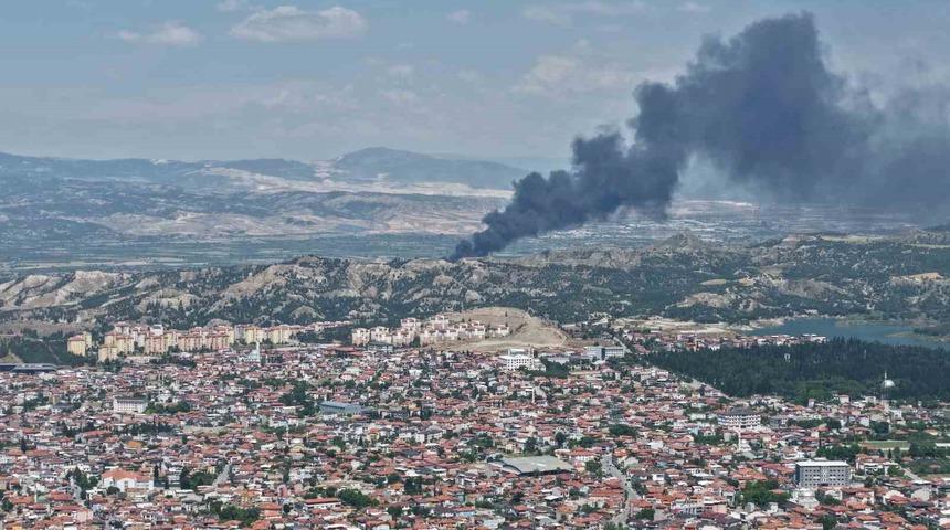 Kau&ccedil;uk deposunda korkutan yangın