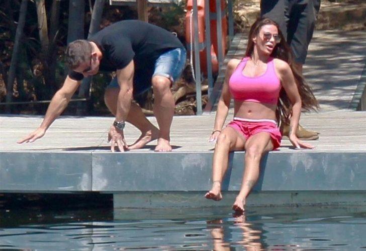 Kocası evde o tatilde...Üstsüz yakalandı! Kocası evde o tatilde...  G4