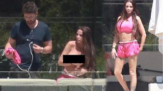 Kocası evde o tatilde...Üstsüz yakalandı! Kocası evde o tatilde... 