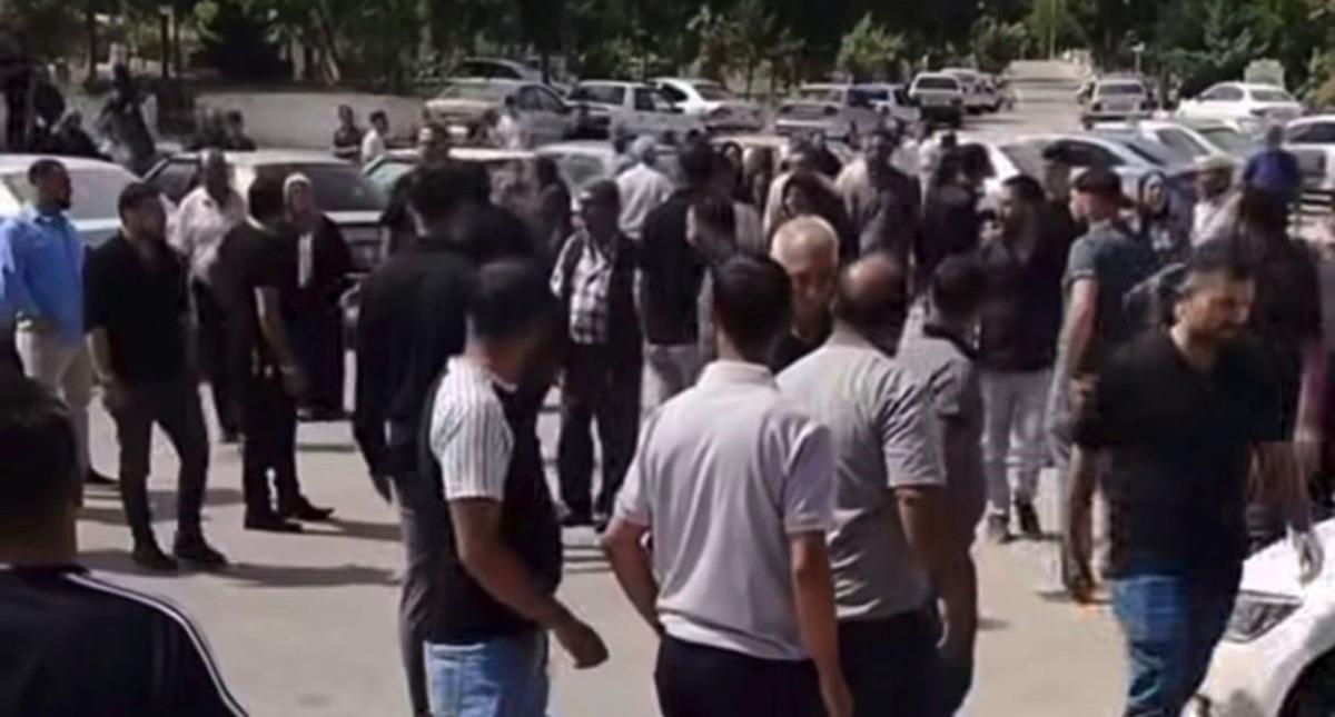 Cenazede &ccedil;atışma! İki grup karşı karşıya gelince silahlar konuştu 1