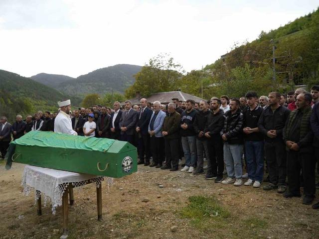 G&uuml;m&uuml;şhane&rsquo;de &ouml;ld&uuml;r&uuml;len gen&ccedil; kadın son yolculuğuna uğurlandı