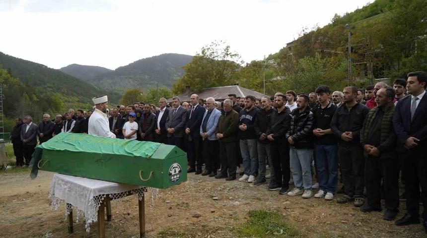 G&uuml;m&uuml;şhane&rsquo;de &ouml;ld&uuml;r&uuml;len gen&ccedil; kadın son yolculuğuna uğurlandı