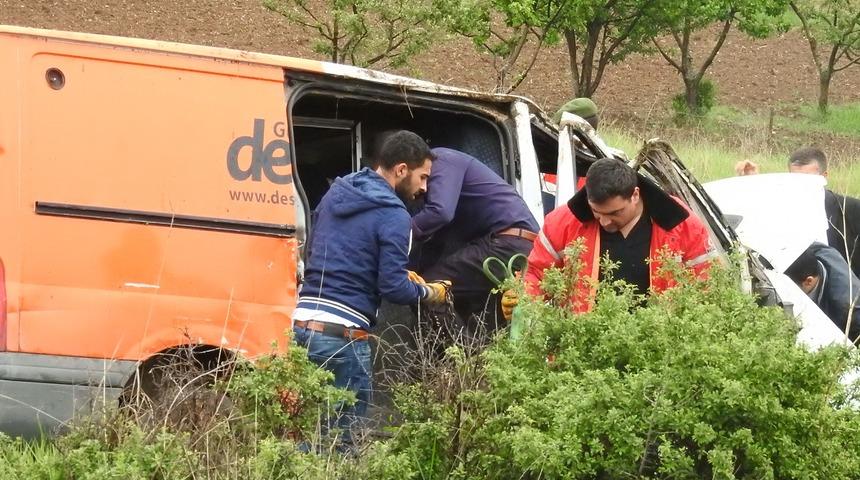 Çorum'da para nakil aracı devrildi, etrafa saçılan paraları görevliler elleriyle topladı