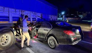 Otomobil istasyondan &ccedil;ıkan tıra &ccedil;arptı: 1&rsquo;i ağır 2 yaralı