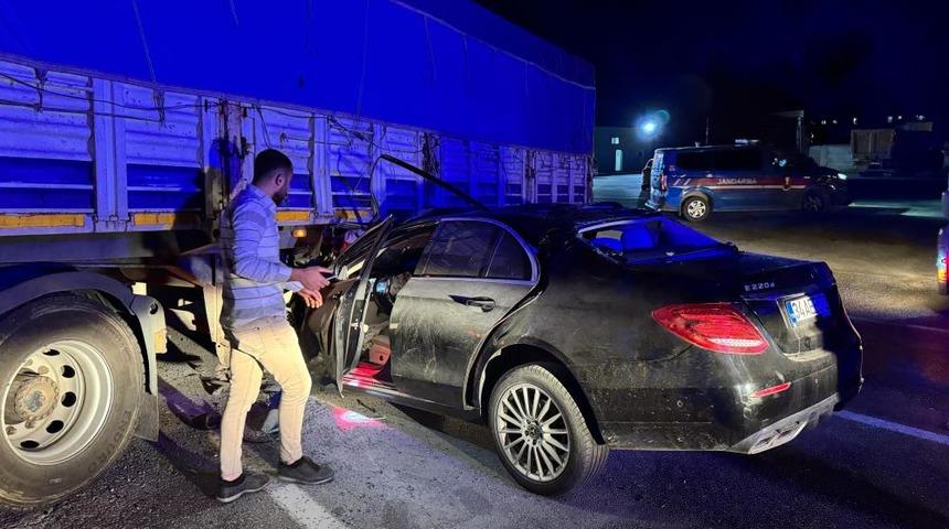 Otomobil benzin istasyonundan &ccedil;ıkan tırın altına girdi: 1&rsquo;i ağır 2 yaralı