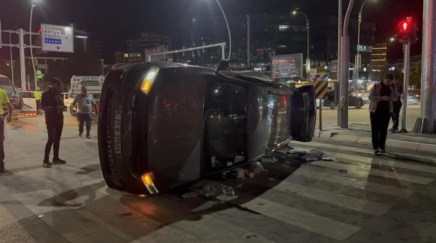 Elazığ'da otomobille &ccedil;arpışan ara&ccedil; yan yattı: 11 yaralı