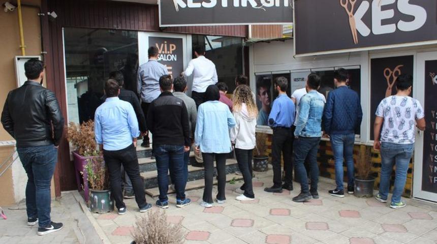 Karab&uuml;k'te 70 &uuml;niversite &ouml;ğrencisi berberin kendilerini dolandırdığı iddiasıyla polise şikayette bulundu