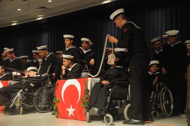 Solunum cihazına bağlı engelli genç, bir günlüğüne asker oldu