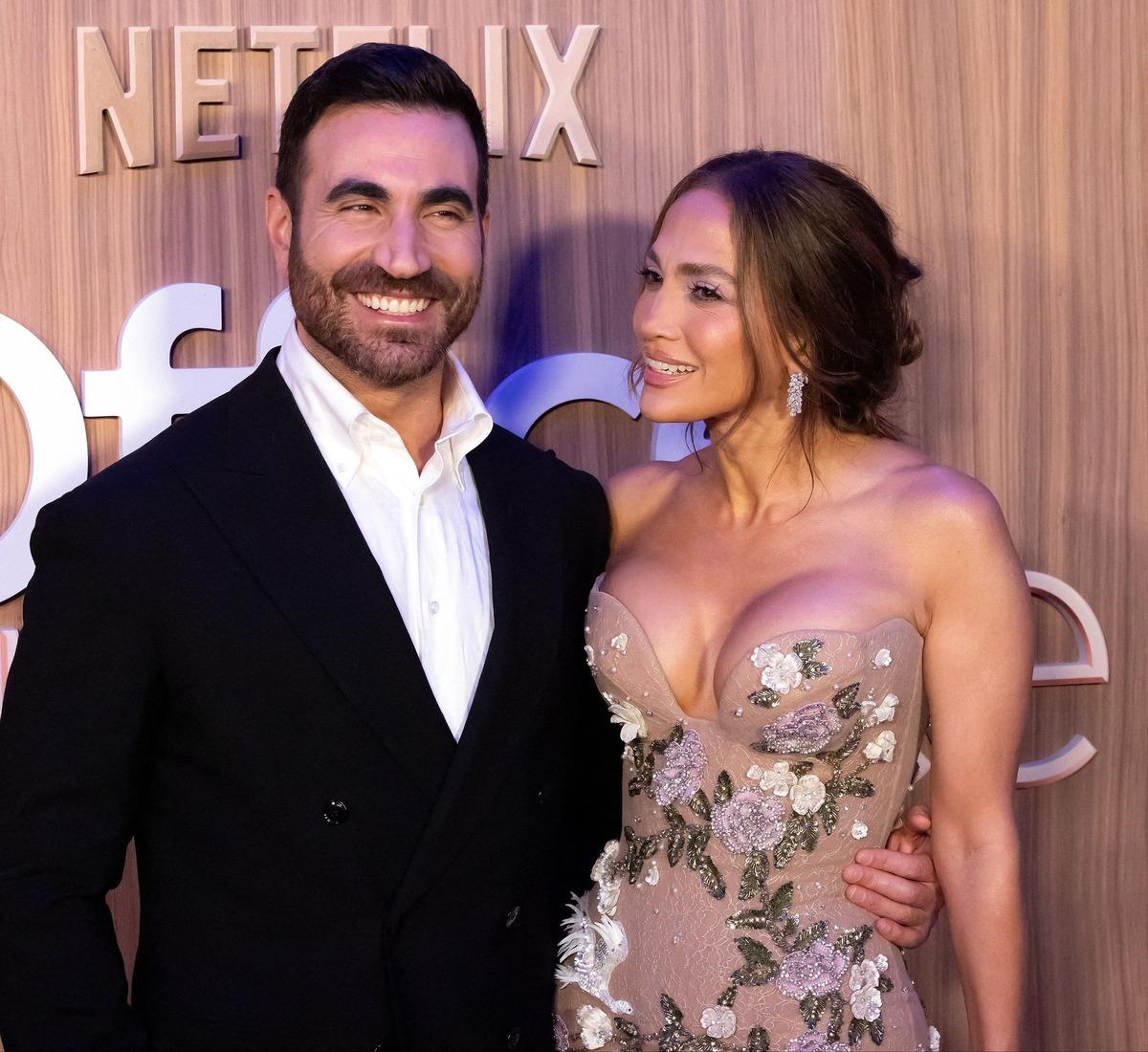 Jennifer Lopez in g&ouml;ğ&uuml;sleri galaya damga vurdu 1