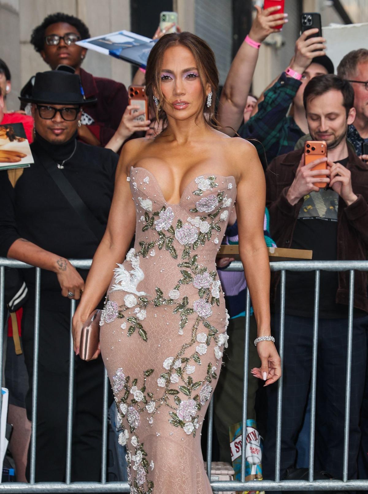 Jennifer Lopez in g&ouml;ğ&uuml;sleri galaya damga vurdu 2