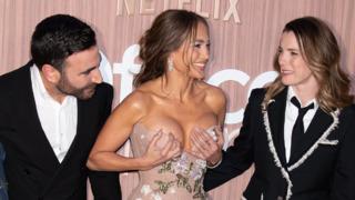 Jennifer Lopez'in göğüsleri galaya damga vurdu