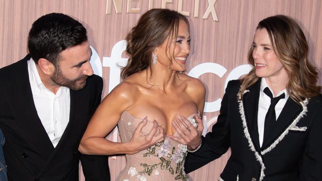 Jennifer Lopez'in göğüsleri galaya damga vurdu