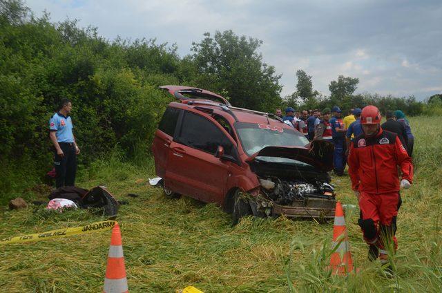 Balıkesir'de otomobil ile iş makinesi çarpıştı: 3 ölü