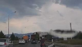 Elazığ&rsquo;da motosiklet s&uuml;r&uuml;c&uuml;s&uuml;nden tehlikeli yolculuk