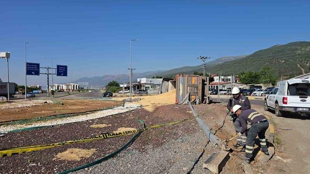 Gaziantep&rsquo;te arpa y&uuml;kl&uuml; tır kavşakta yan yattı: 1 yaralı 4