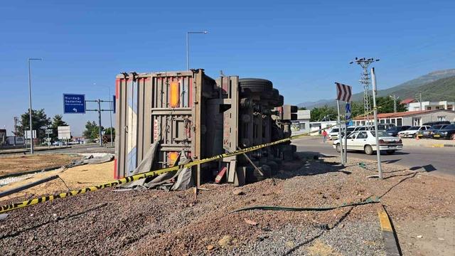 Gaziantep&rsquo;te arpa y&uuml;kl&uuml; tır kavşakta yan yattı: 1 yaralı 2
