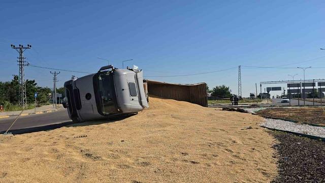 Gaziantep&rsquo;te arpa y&uuml;kl&uuml; tır kavşakta yan yattı: 1 yaralı 1