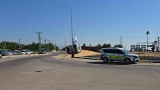 Gaziantep’te arpa yüklü tır kavşakta yan yattı: 1 yaralı
