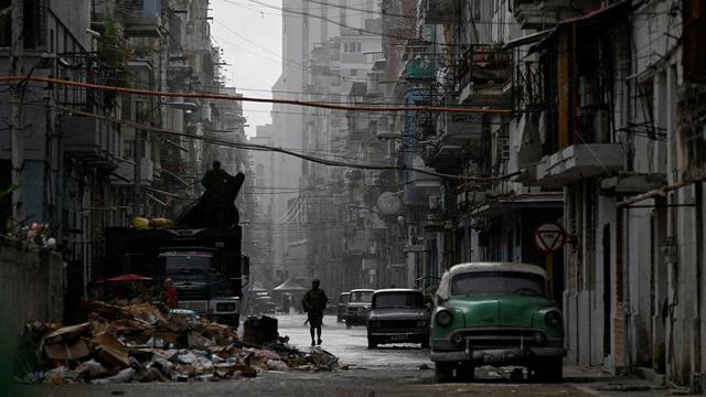 Bir şehir çöplerle kaplandı: Çöp kamyonları yakıt bulunamadığından çalışmıyor