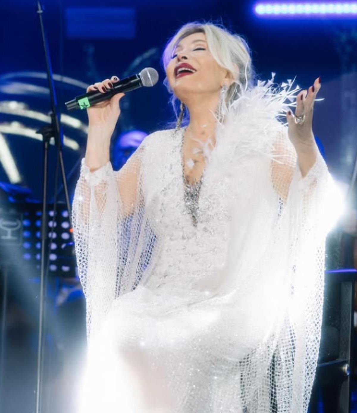 Emel Sayın konserlerini peş peşe iptal etti! &Uuml;zen haber geldi 1