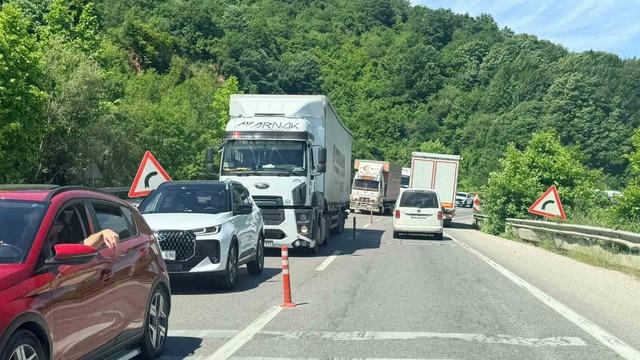 Arızalanan otomobil, Yalova-Bursa karayolunu kitledi 3